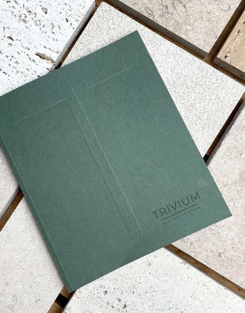Besonderer Druck mit Prägung auf grünem Papier