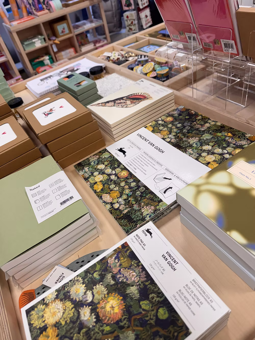 Notizbücher und besondere Papiersorten im Laden